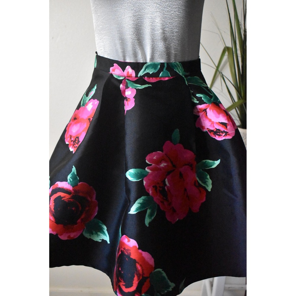 B. Smart Floral Mini Skirt Womens Size 0 Black Pink Rose Satin A-Line Modern Era - Picture 2 of 9